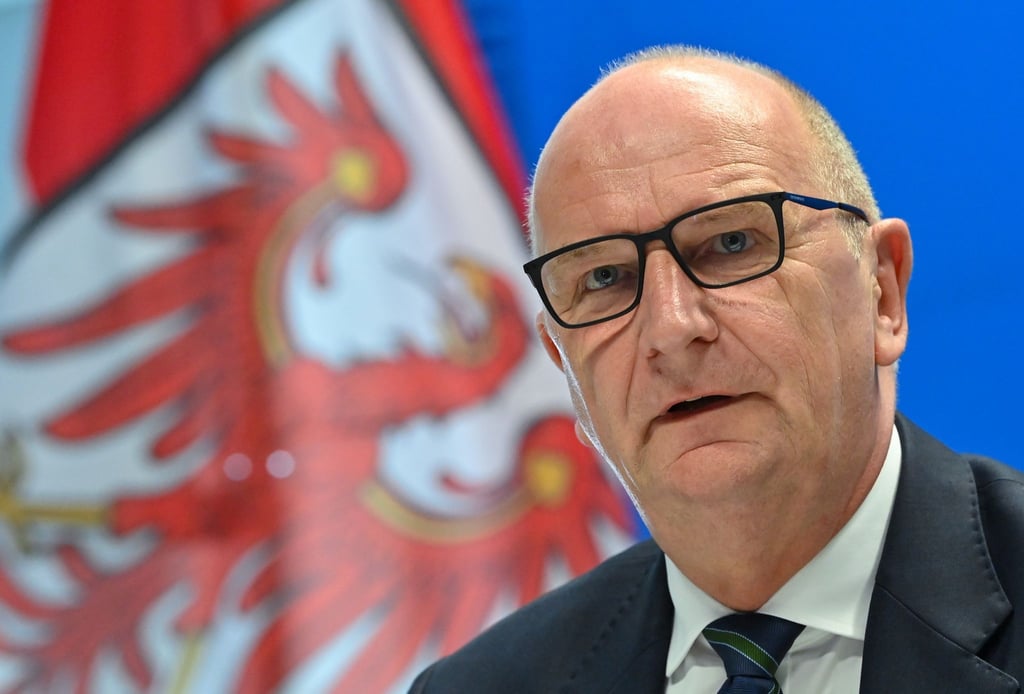 Ministerpräsident von Brandenburg Dietmar Woidke nimmt an einer Pressekonferenz teil.