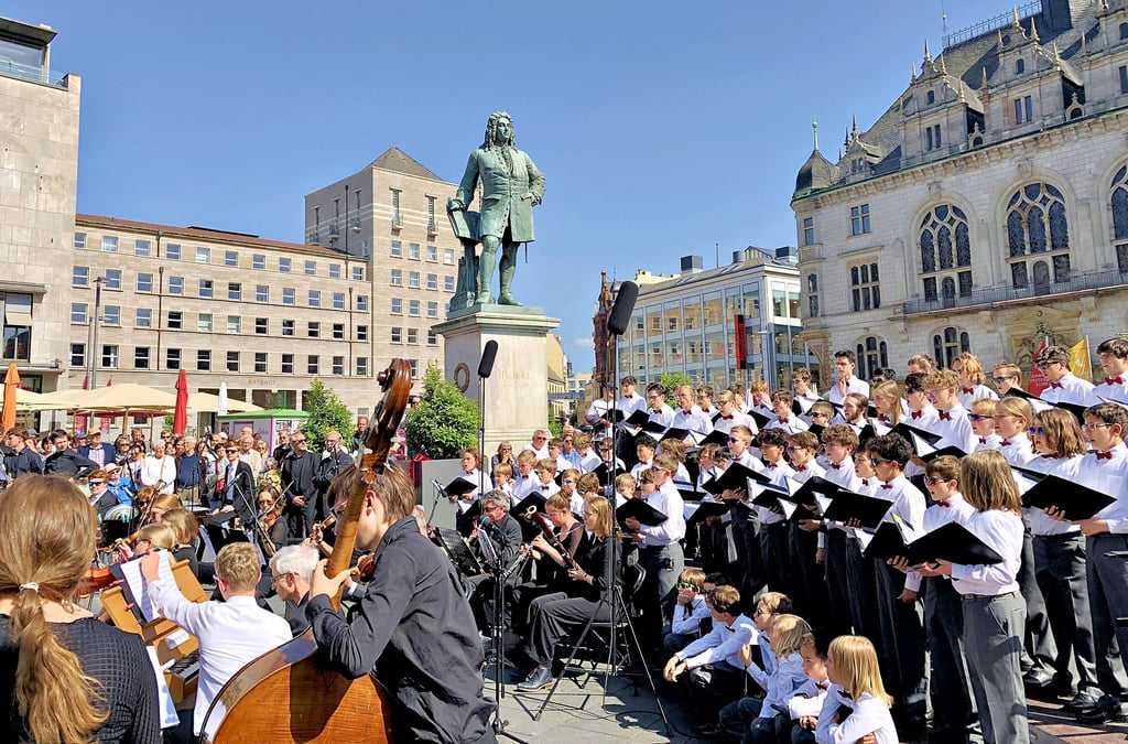 Das Akademische Orchester der Martin-Luther-Universität ist zur Feierstunde am Freitag gemeinsam mit dem Stadtsingechor aufgetreten.