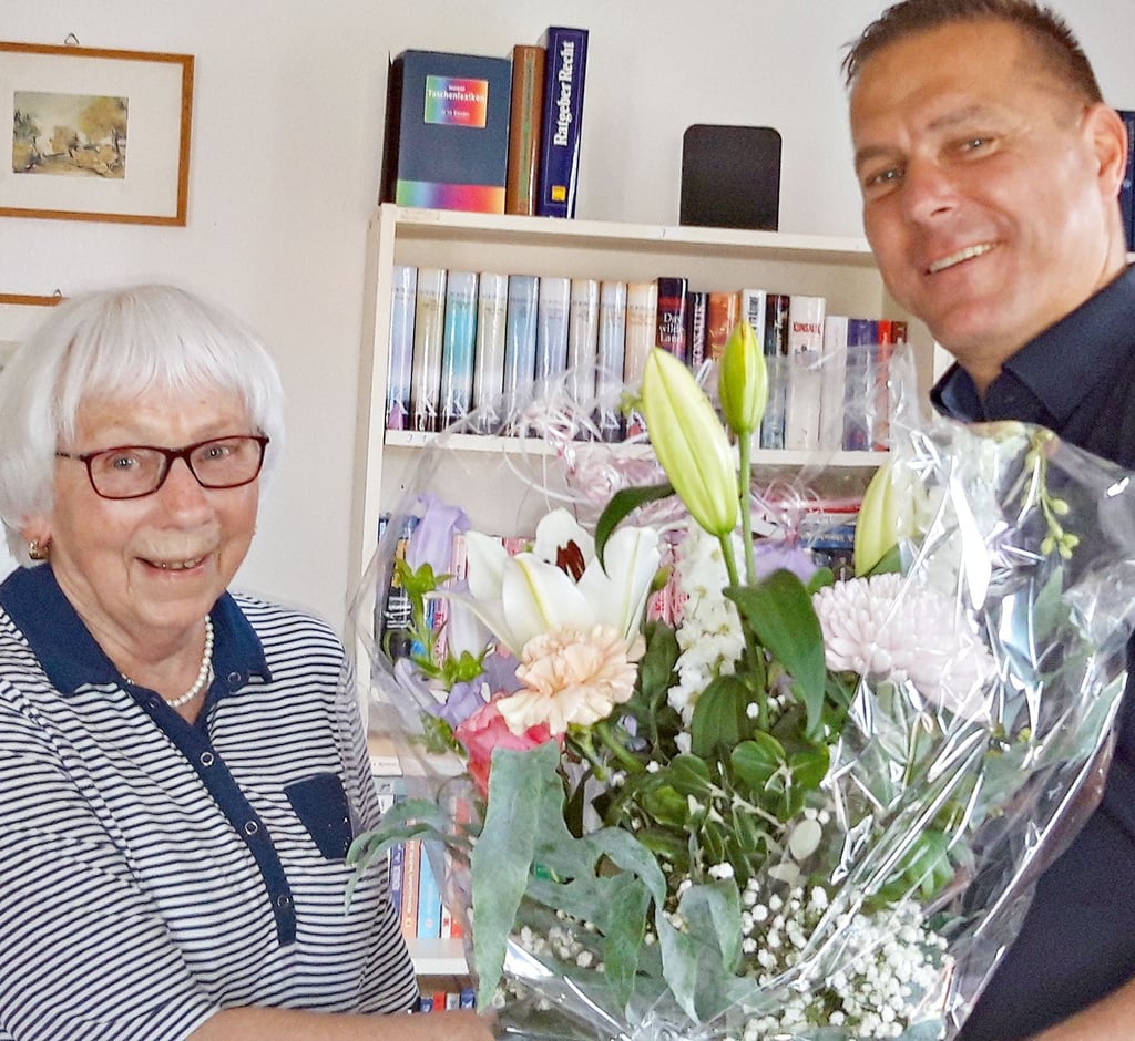 Bärbel Hübner wird nach 20-jähriger ehrenamtlicher Tätigkeit als Leiterin der Schwendaer Bibliothek von Ortsbürgermeister Björn Schade verabschiedet.