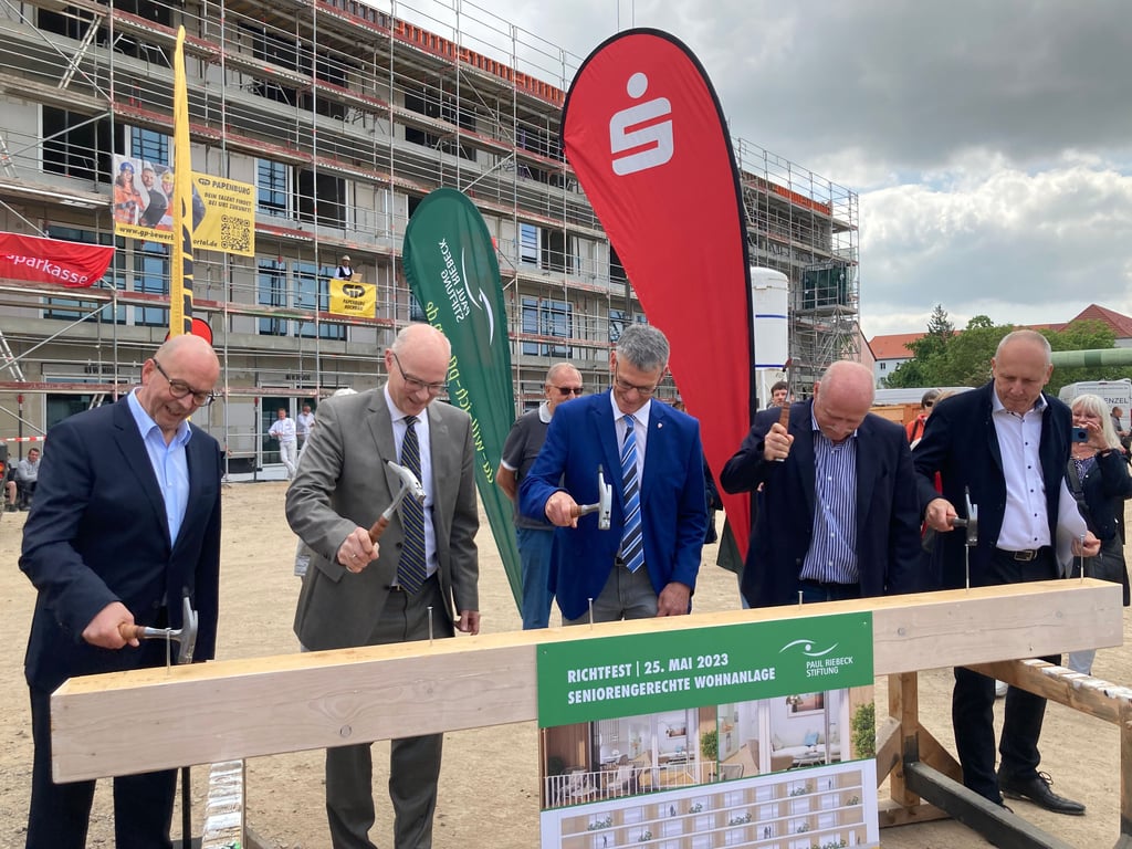 Ganz konzentriert: Andreas Fritschek, Vorstand der Paul-Riebeck-Stiftung, Sparkassenvorstand Jürgen Fox, Bürgermeister Egbert Geier, Frank Heinze, Geschäftsführer der Papenburg Hochbau GmbH, und Papenburg-Standortleiter Stefan Brunsch (von links) schlagen symbolisch den letzten Nagel ein.