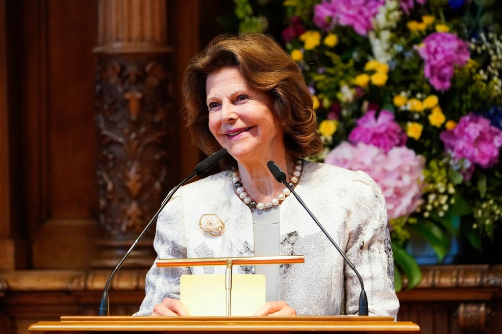 Königin Silvia von Schweden spricht im Rathaus in Heidelberg.