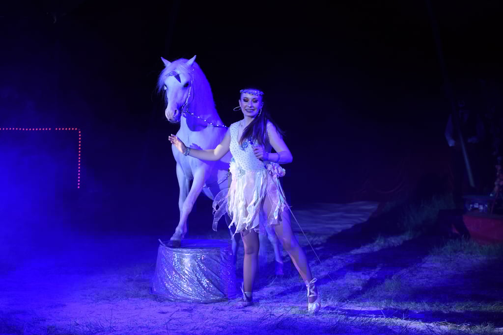 Eugenie steht mit dem Einhorn in der Manege.