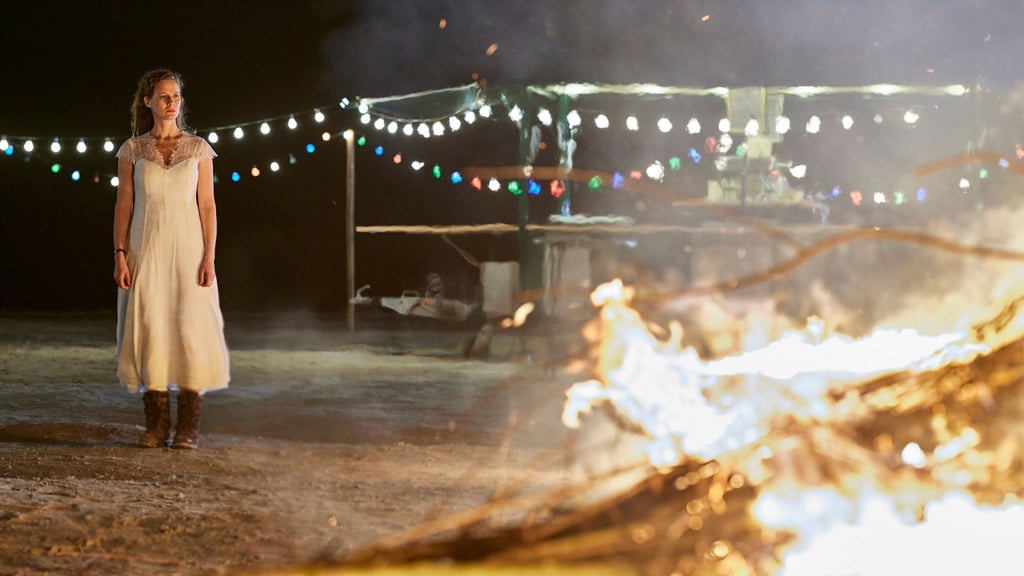 Ann Kathrin Klaasen (Picco von Groote) erinnert sich an die Ereignisse in der Nacht des ersten Mordes am Osterfeuer.