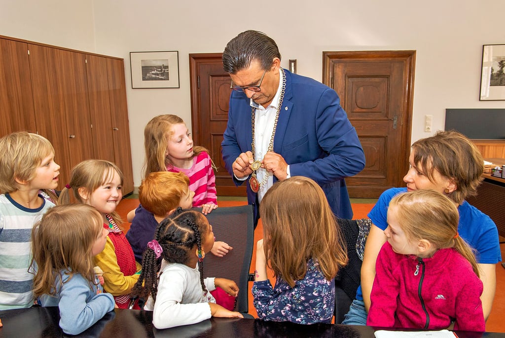 Den neugierigen Kindern der Naumburger Kita "St. Nikolaus" zeigt Oberbürgermeister Armin Müller gern seine goldene Amtskette. Zudem beantwortet er allerlei Fragen der Mädchen und Jungen.