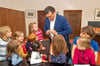 Den neugierigen Kindern  der Naumburger Kita "St. Nikolaus" zeigt Oberbürgermeister Armin Müller gern seine goldene Amtskette. Zudem beantwortet er allerlei Fragen der Mädchen und Jungen.