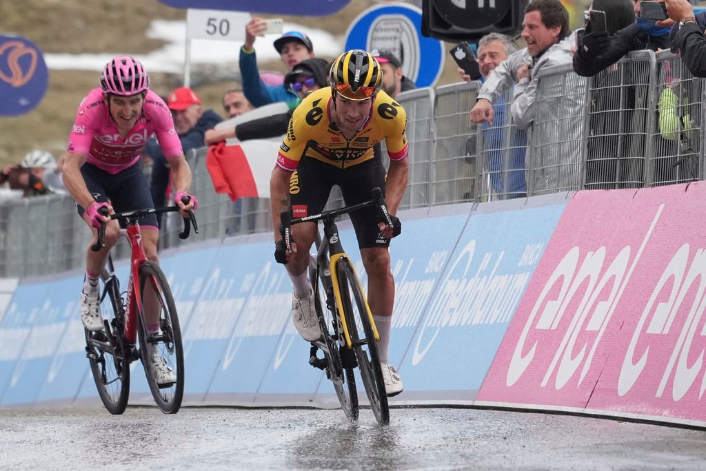Primoz Roglic (r) kam zwar vor Geraint Thomas ins Ziel, in das entscheidende Bergzeitfahren geht aber der Brite mit einer 26-Sekunden-Gesamtführung.