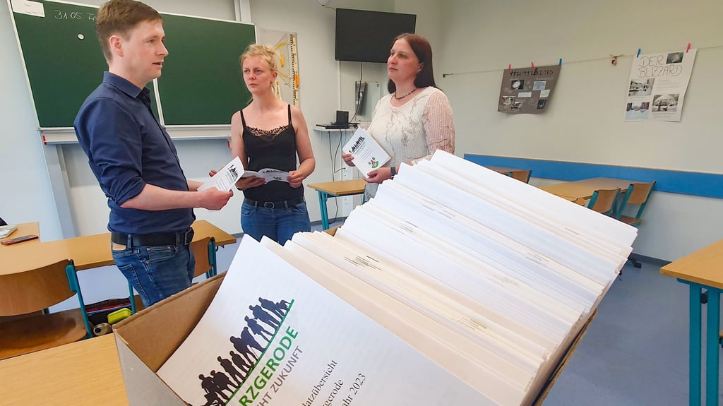 Die Stadt Harzgerode hat eine lokale Ausbildungsübersicht herausgegeben. Marcus Weise hat die Broschüren jetzt in die Gemeinschaftsschule gebracht, wo sie von Jenny Wendrich und Christiane Peter entgegengenommen wurden.