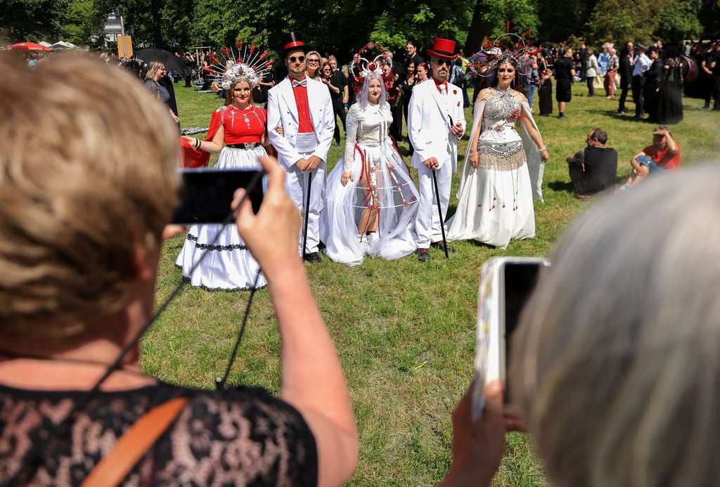 Eine Gruppe aus Augsburg ist das Fotoobjekt älterer Damen beim traditionellen Viktorianischen Picknick zum Wave-Gotik-Treffen (WGT) im Clara-Zetkin-Park.
