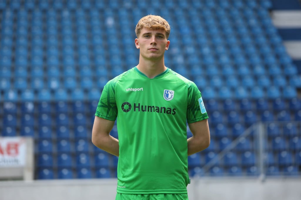 Noah Kruth beim Fototermin des 1.FC Magdeburg.
