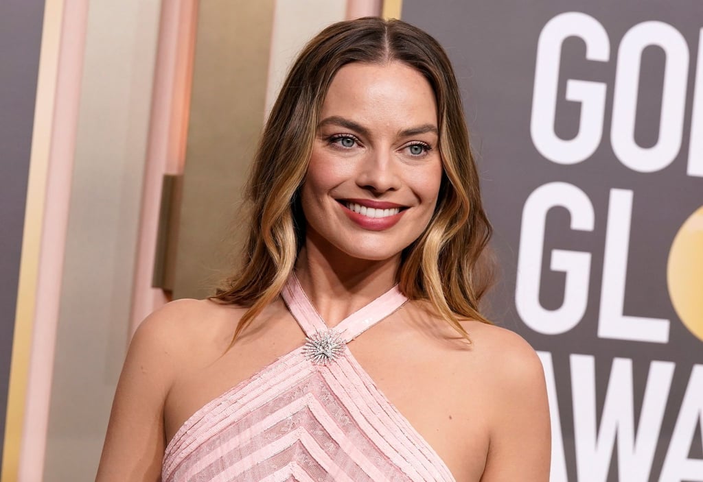 Margot Robbie übernimmt die Rolle der langbeinigen Plastikpuppe.