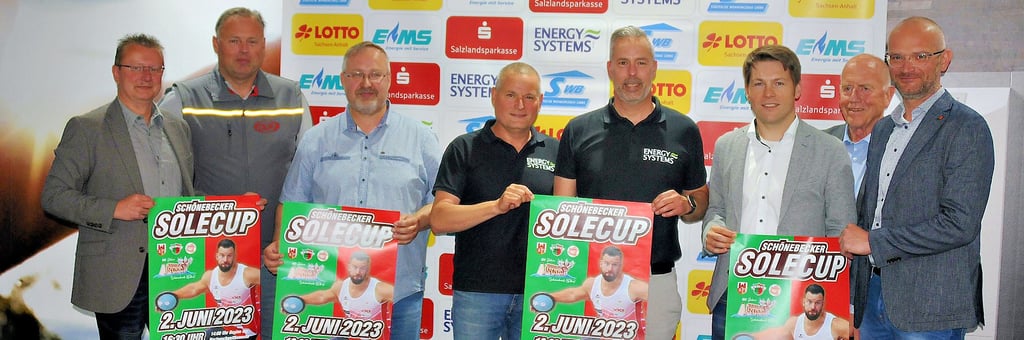 Uwe Scholz (Stellvertreter des Oberbürgermeisters und Mitglied des Fördervereins der Leichtathleten von Union Schönebeck), Lars Göhlich (Geschäftsführer AFT), Heiko Pillat (sinatec), Jens Krause, Erik Schmidt (die beiden Geschäftsführer von Energy Systems), Matthias Goldschmidt (Vorstandsmitglied WBG Schönebeck), Hans Weber (Gesamtleiter des Solecups) und Kurt Zimmermann (Geschäftsführer HS-C. Hempelmann Schönebeck, v.l.) sind voller Vorfreude auf den 17. Schönebecker Solecup.