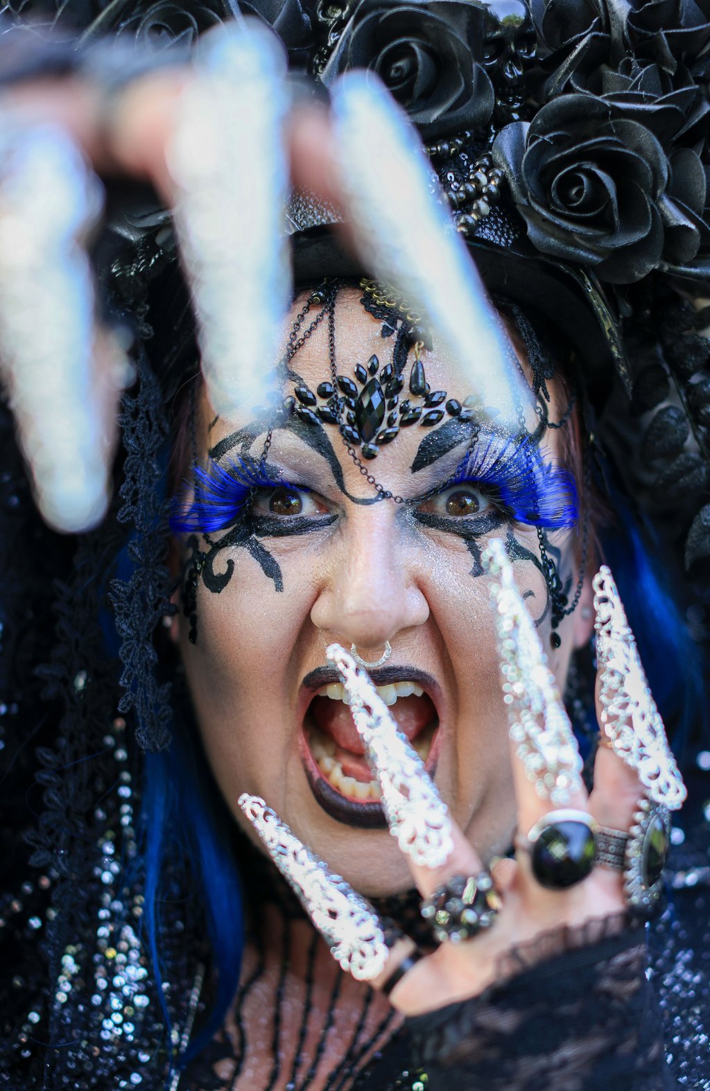 Cosmina Lou erschrickt beim traditionellen Viktorianischen Picknick zum Wave-Gotik-Treffen (WGT) im Clara-Zetkin-Park den Fotografen.