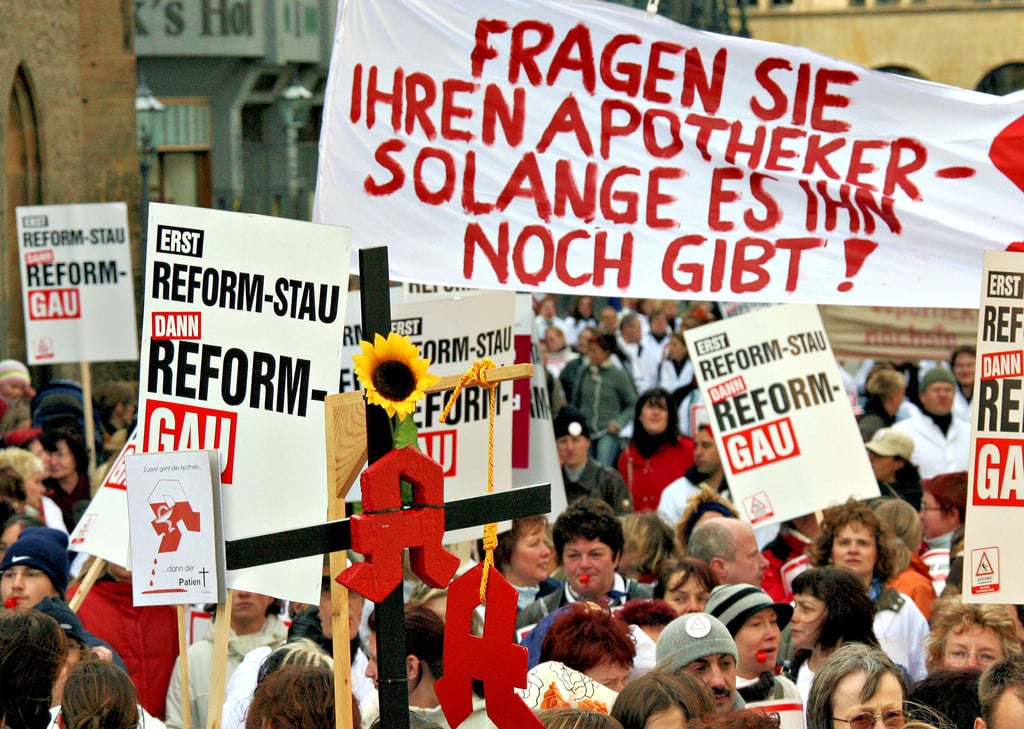 2006 gingen die Apotheker auf die Straße (hier in Leipzig), um gegen die damalige Gesundheitsreform zu demonstrieren. Nun ist wieder ein Protesttag geplant, um eine angemessene Vergütung, bessere Arbeitsbedingungen und weniger Bürokratie zu erreichen. Genauere Aktionen werden noch besprochen. Fest steht, dass alle Apotheken an diesem Tag geschlossen bleiben sollen.