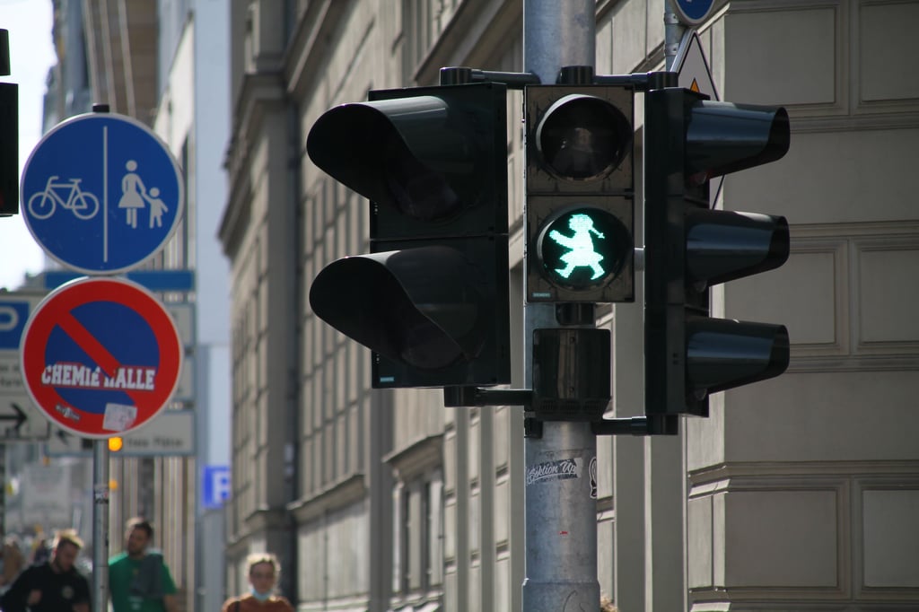 Die Stadt hat mehrere Fußgängerampeln wie hier an der Post mit „Ampelmädchen“ ausgestattet.
