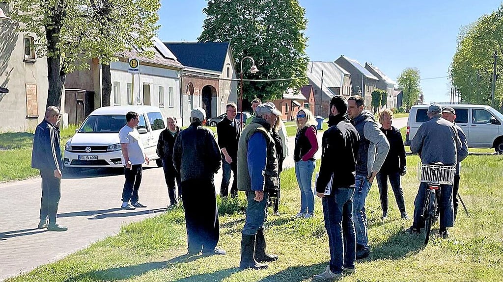 Die Saugstutzenpflicht bringt die Bürger auf die Beine. Mitarbeiter der Heidewasser GmbH trafen sich jetzt mit Sammelgrubenbesitzern zu Vor-Ort-Terminen wie hier in Wertlau.