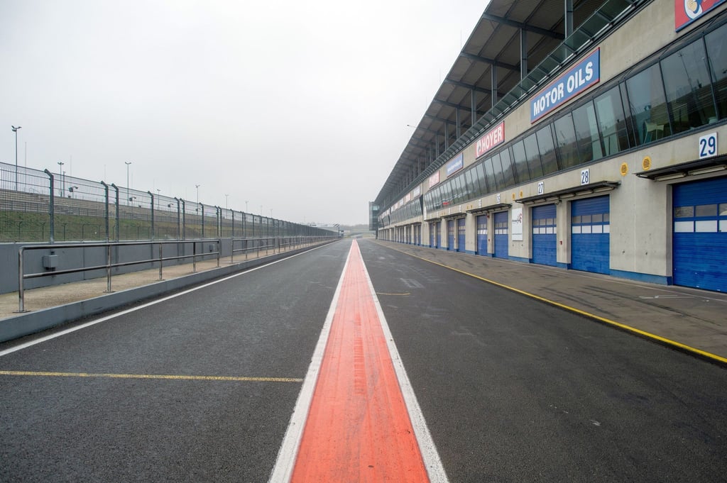 Blick in die leere Boxengasse der "Motorsport Arena Oschersleben".