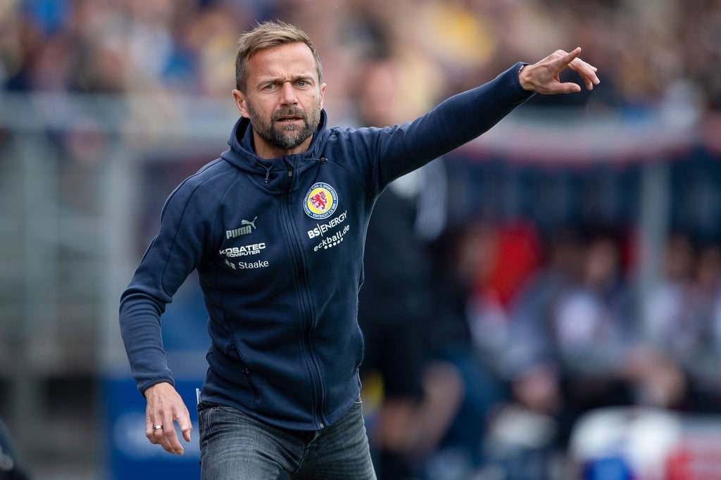 Braunschweigs Trainer Michael Schiele gestikuliert.