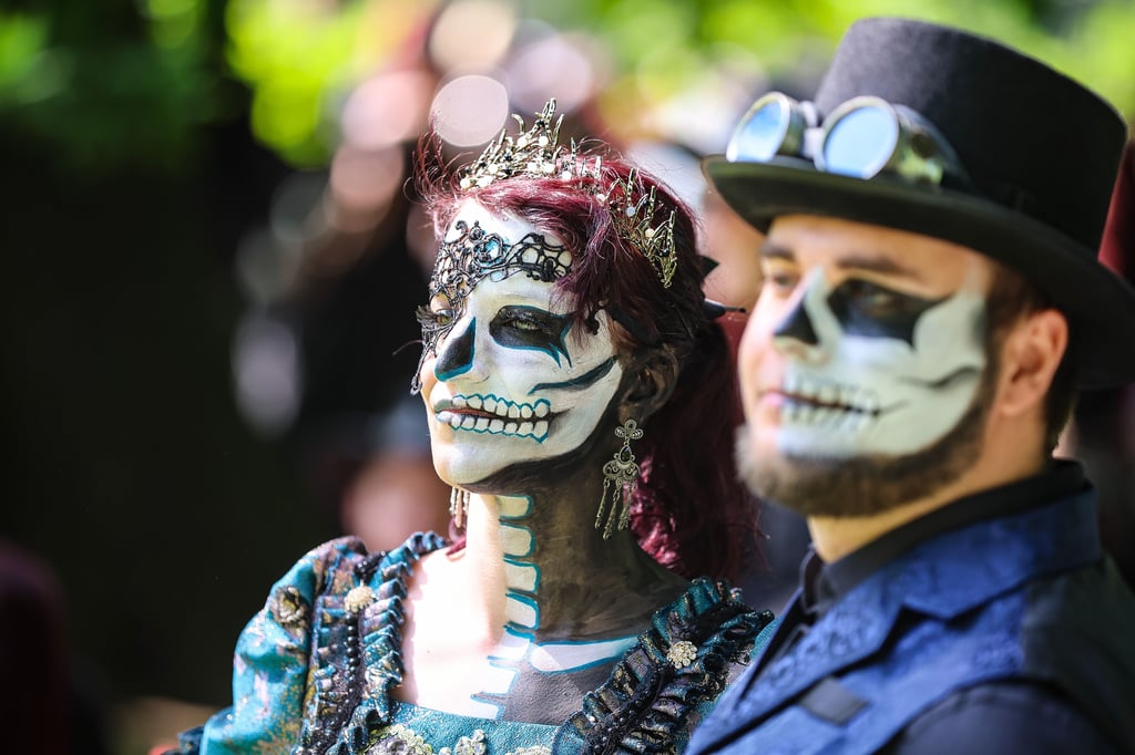 Clara und Tino aus Leipzig besuchen das traditionelle Viktorianische Picknick zum Wave-Gotik-Treffen (WGT) im Clara-Zetkin-Park.