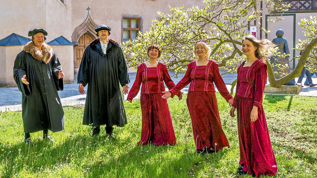 Die Sängerinnen und Sänger des Chores „Höfisch Gesang“ im Hof des Lutherhauses