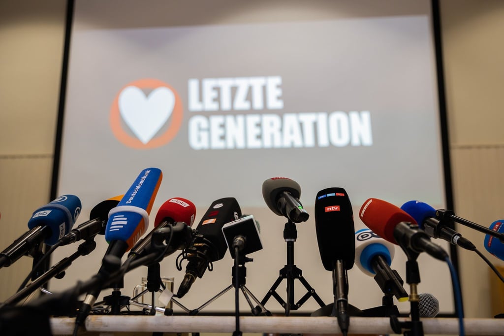 Die Klimaschutz-Aktivisten lenken mit Klebeaktionen an Kunstwerken und Verkehrsblockaden Aufmerksamkeit auf sich.