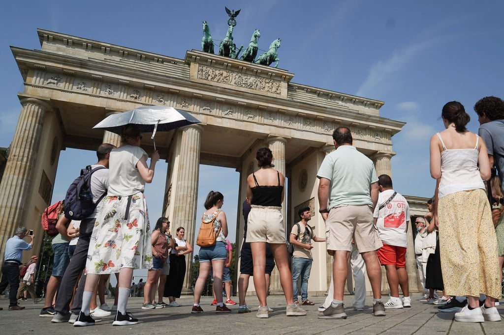 Stadtführung vor dem Brandenburger Tor.