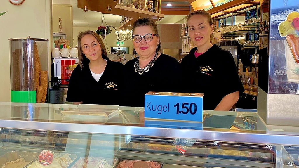 Adriane Maielle (von links), Inhaberin Adriana Imbriani und Michele Piccolo bedienen im Eiscafe „Rialto“ in der Breiten Straße in Stendal die Gäste.
