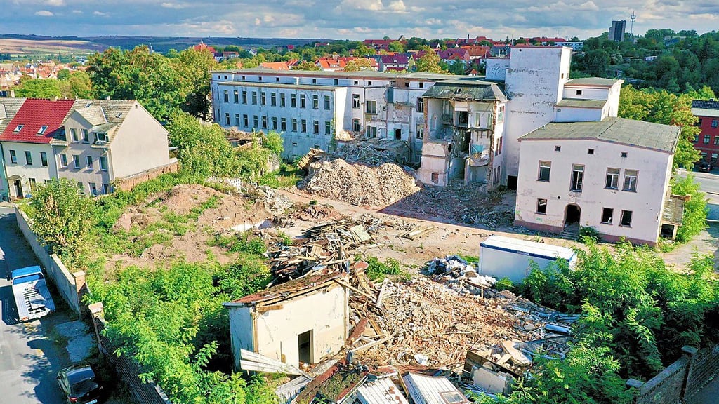 Der Abriss des Bergbaukrankenhauses in Eisleben ruht seit Monaten.