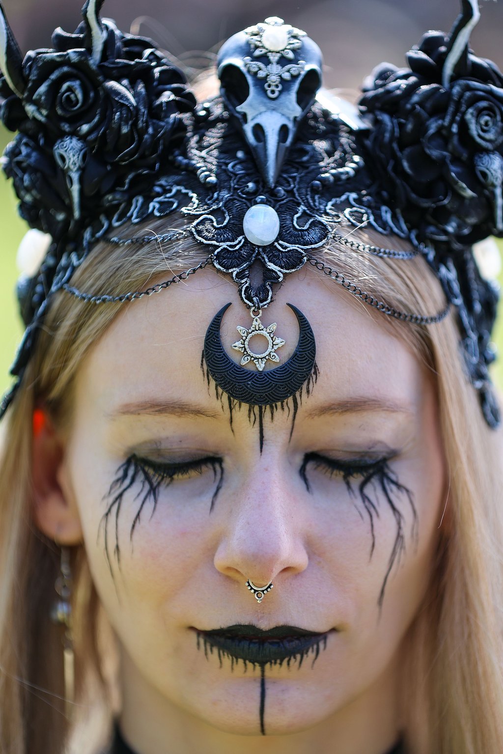 Seraphin aus Zürich besucht zum Wave-Gotik-Treffen (WGT) das traditionelle Viktorianische Picknick im Clara-Zetkin-Park.