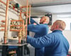 Die Installateure Marco Bodemann (l.) und Niklas Böhnke der Firma Gebhard legen am Wärmepumpensystem im Keller die letzten Handgriffe an.