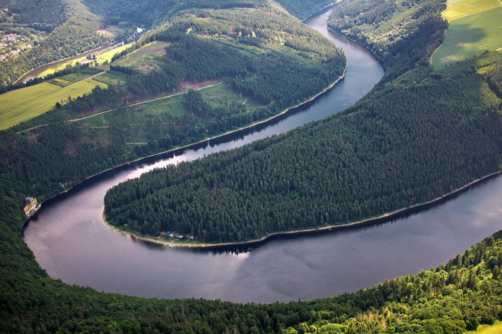 Blick auf einen Bogen der Saale am Hohenwarte-Stausee.