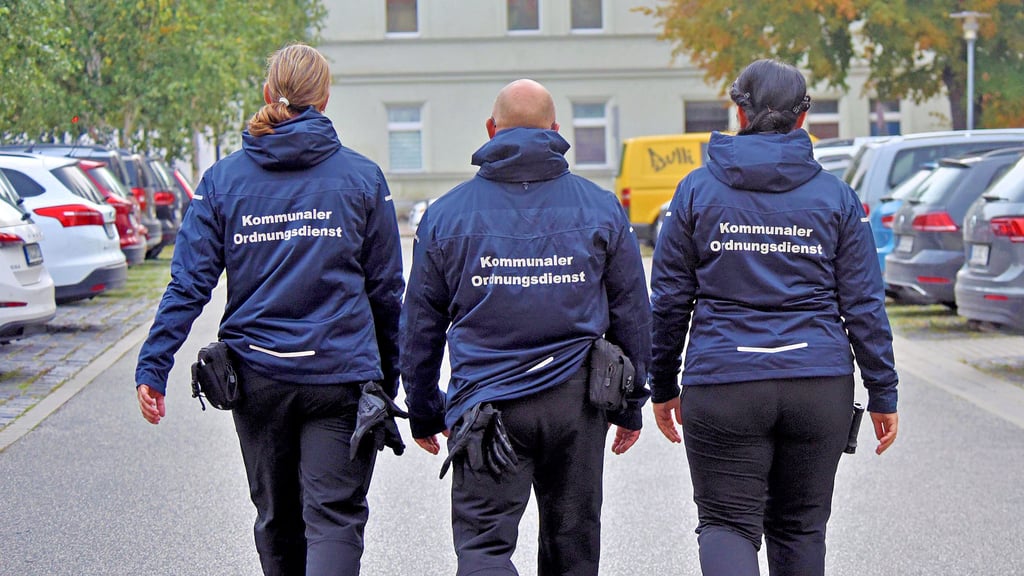 Der Kommunale Ordnungsdienst ist in Aschersleben bisher nur bedingt handlungsfähig. Noch geht er gemeinsam mit der Polizei auf Streife.