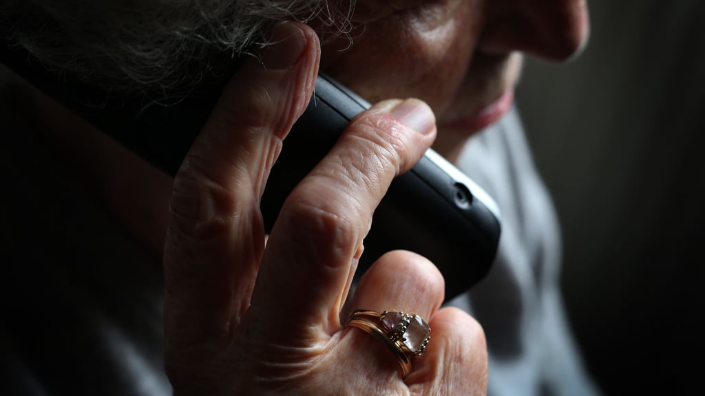 Die Täter verwickeln ihre Opfer oft in stundenlage Gespräche und bleiben bis zur Geldübergabe am Telefon.