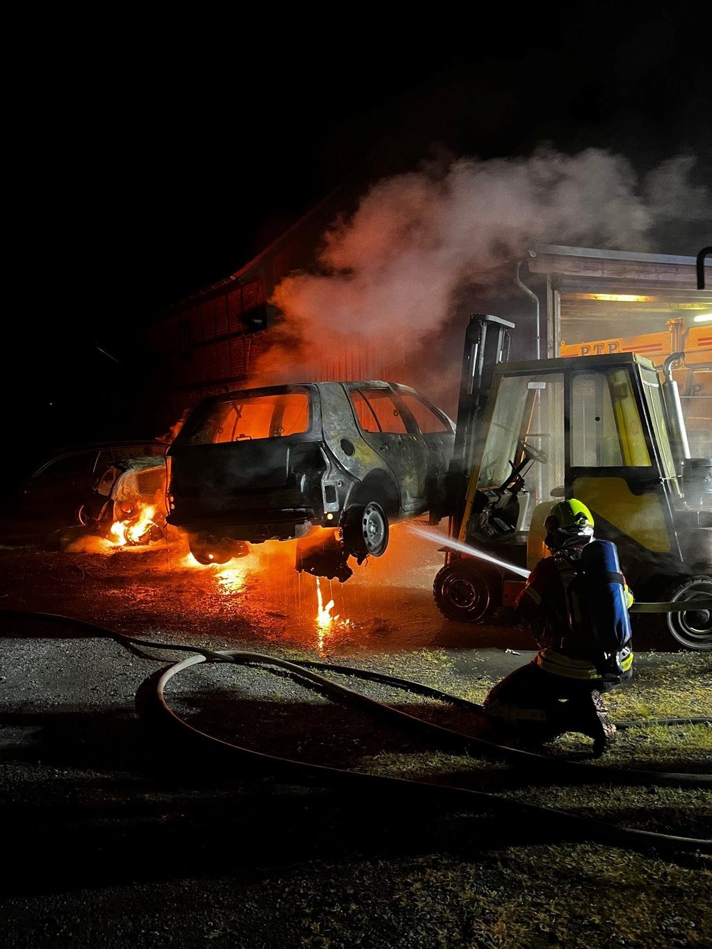 Einer von vielen Autobränden im Harz während der zweiten Maihälfte: In Silstedt bei Wernigerode gingen ein Renault Clio und ein VW Golf in Flammen auf.
