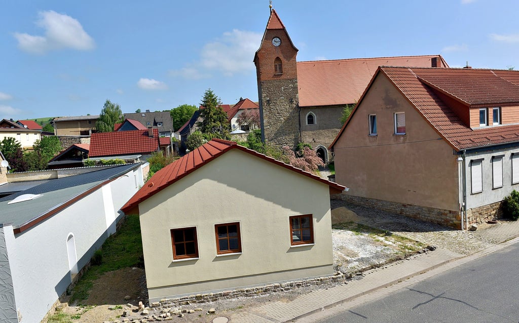 Das neue Gemeindehaus der Kirchengemeinde Unterrißdorf steht unmittelbar an der Kirche.
