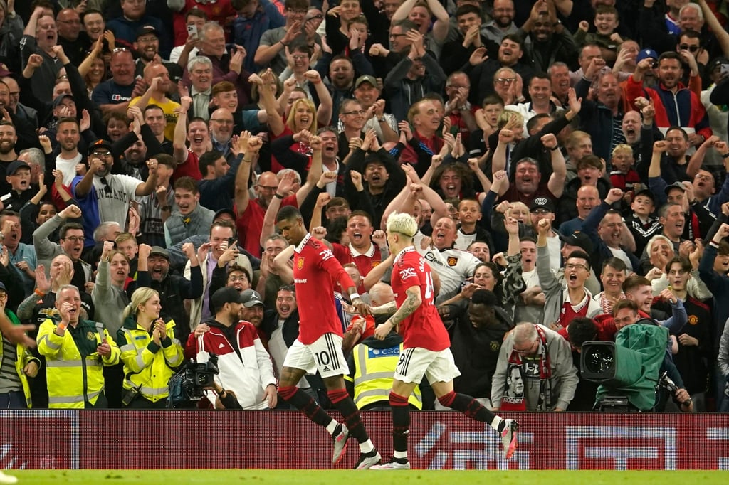Marcus Rashford (l) von Manchester United jubelt nach dem vierten Tor seiner Mannschaft.
