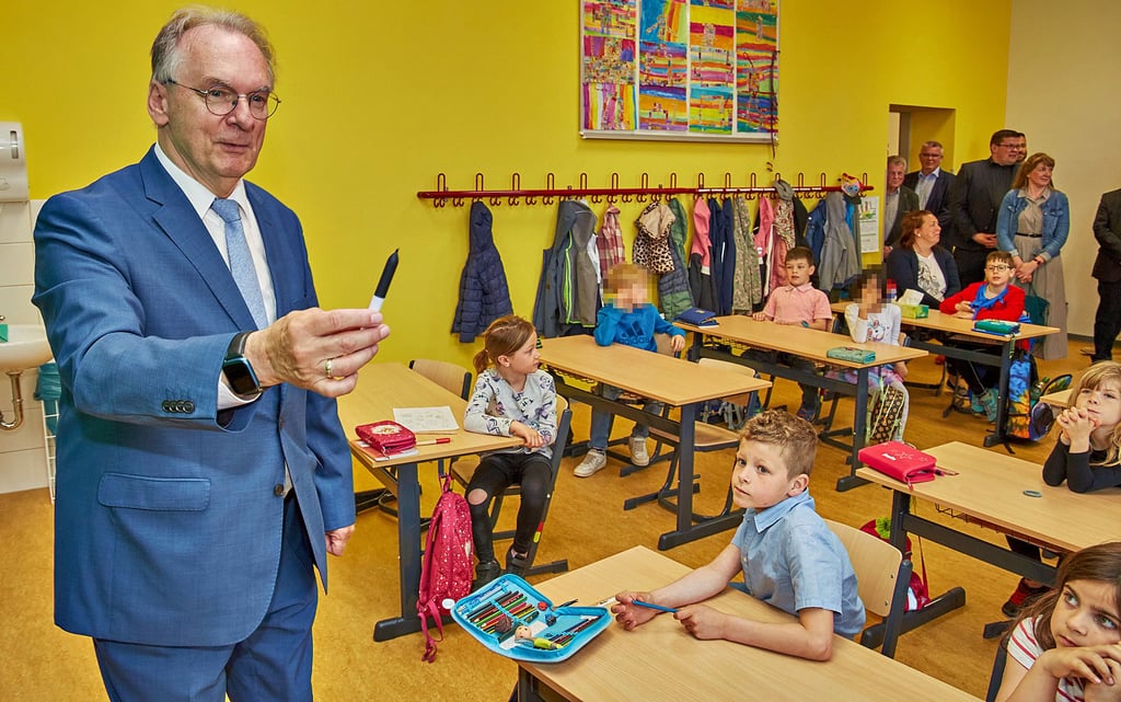 Ministerpräsident am Whiteboard: Reiner Haseloff in der Klasse 1a der Ludwig-Uhland-Grundschule.