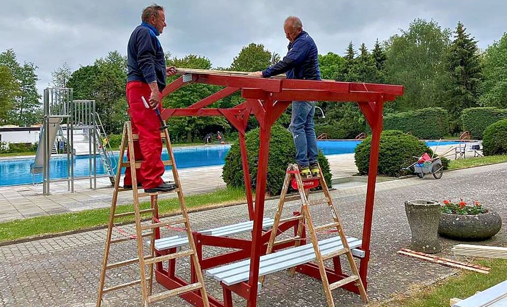 Jürgen Schreinert und Hans-Jürgen Sommer kümmerten sich im Freibad Oschersleben während des Arbeitseinsatzes des Fördervereins um die Sitzlauben.