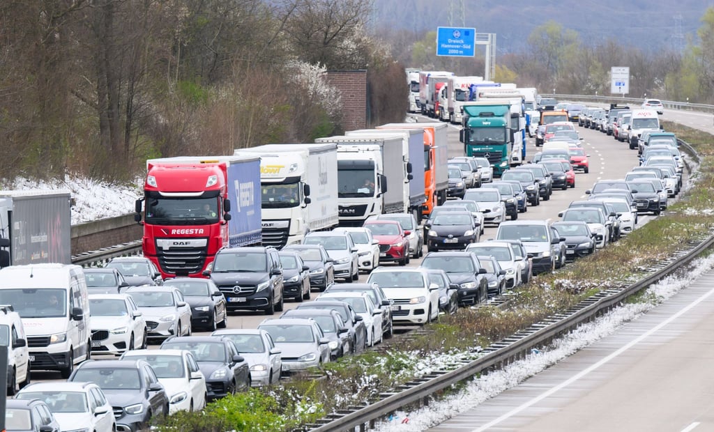 Autos und Lastwagen stehen auf einer Autobahn im Stau.