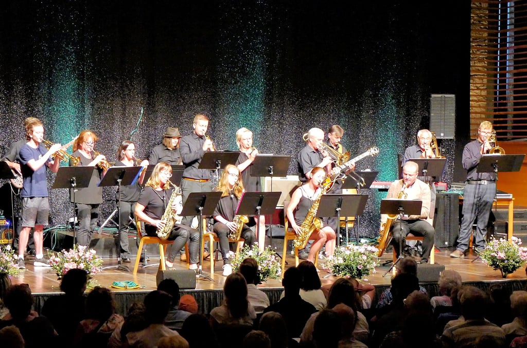 Die Big Band der Musikschule spielt ein Konzert im Veranstaltungszentrum.
