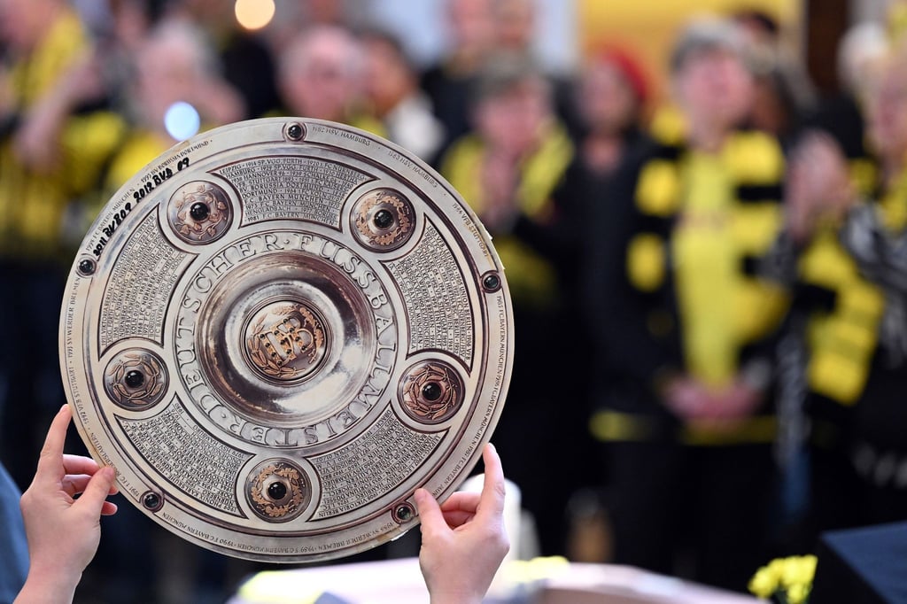 In Dortmund sieht man vor dem 34. Spieltag überall das Objekt der Begierde: die Meisterschale.