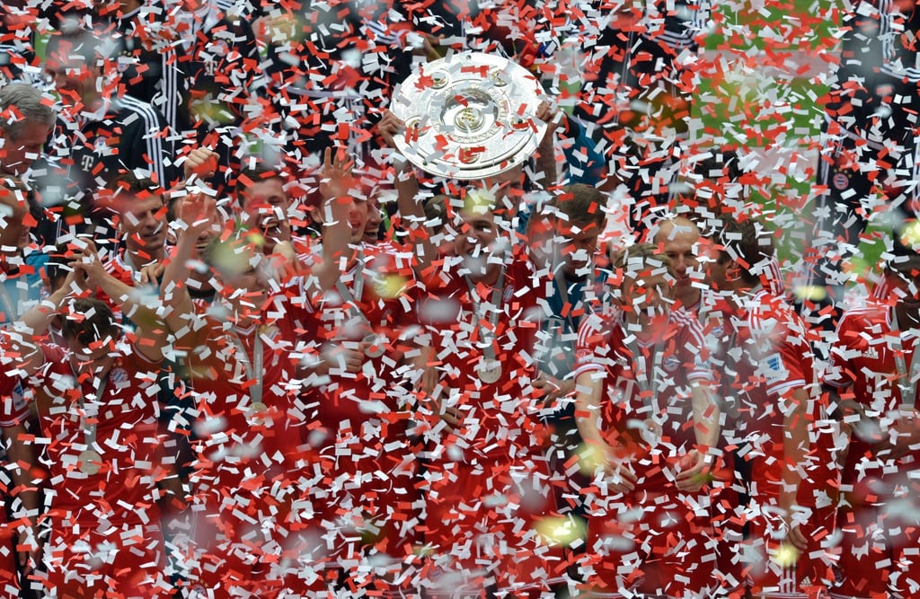 Die Spieler des FC Bayern München jubeln 2013 mit der Meisterschale.