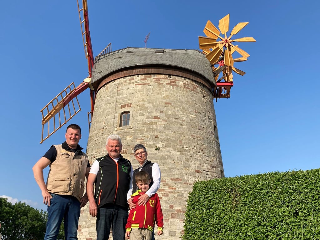 Benno, Holger, Andrea und Finn Trautmann (v. l.) vor ihrer Holländermühle