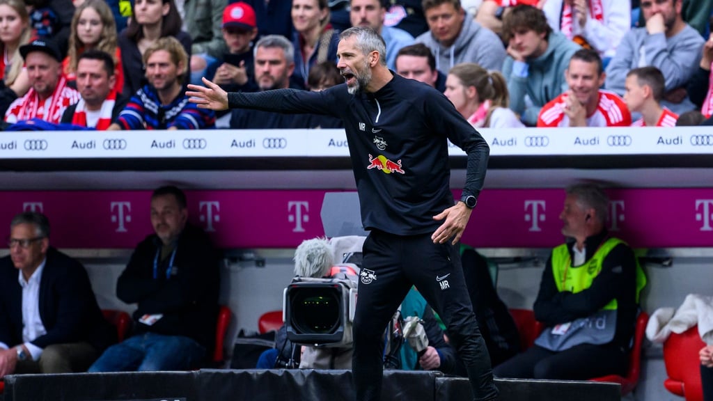 Leipzigs Trainer Marco Rose gestikuliert.