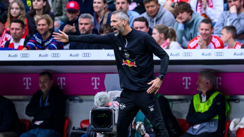Leipzigs Trainer Marco Rose gestikuliert.