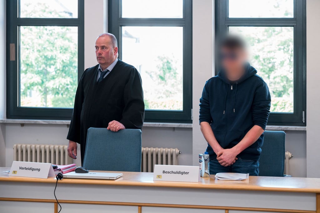 „Gefestigte judenfeindliche und rechtsextreme Geisteshaltung“: Der Beschuldigte (r.) und sein Anwalt.