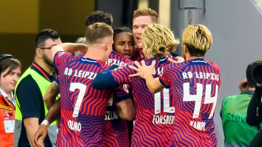 Dani Olmo (l.) freut sich mit seinem Teamkollegen über ein Tor gegen den FC Bayern.