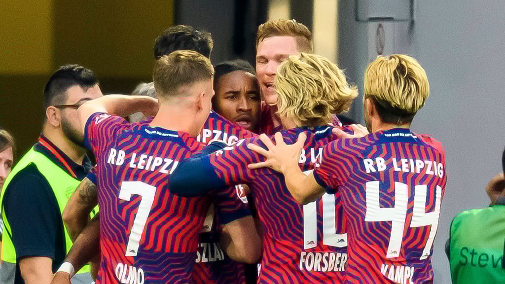 Dani Olmo (l.) freut sich mit seinem Teamkollegen über ein Tor gegen den FC Bayern.