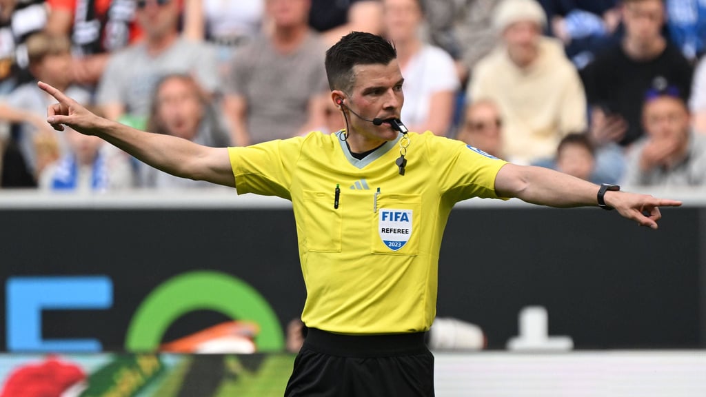 Schiedsrichter Harm Osmers ist am Samstag in Leipzig im Einsatz.