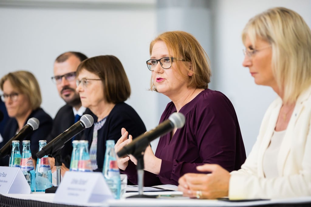 Ulrike Scharf (r-l), Lisa Paus, Ursula Nonnemacher, Steffen Freiberg und Melanie Schlotzhauer nehmen an einer Presskonferenz zum Abschluss teil.