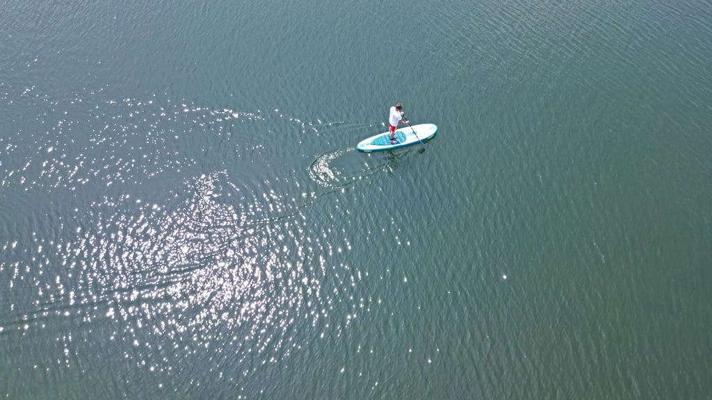 Ein Stand-Up-Paddler auf einem See.